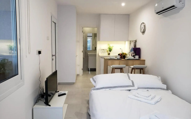 Modern & Cozy Studio w/ Backyard Near City Center