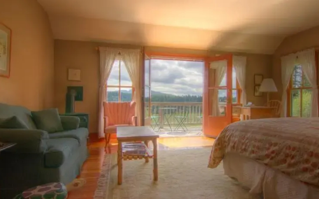 Turtleback Farm Inn