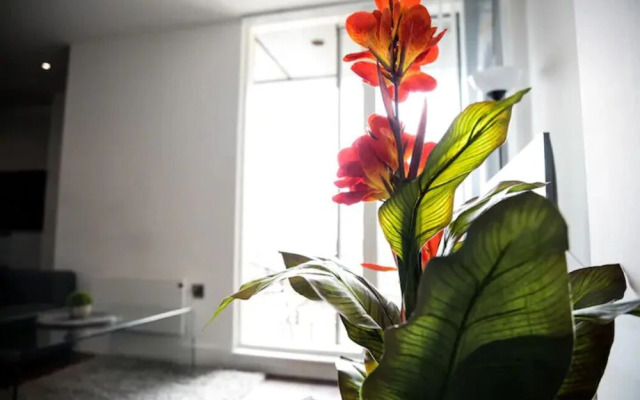 Modern 2 Bedroom Flat City Centre with Parking/Balcony