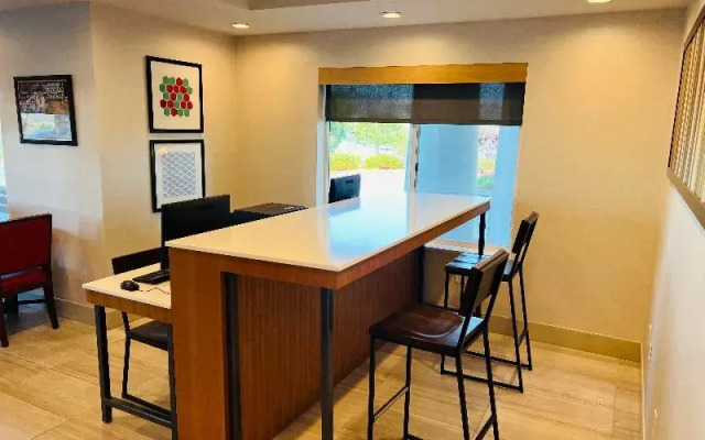 Holiday Inn Express & Suites Salinas