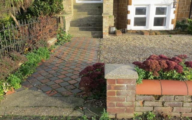 The Garden Flat Tucked Away Close To Amenities