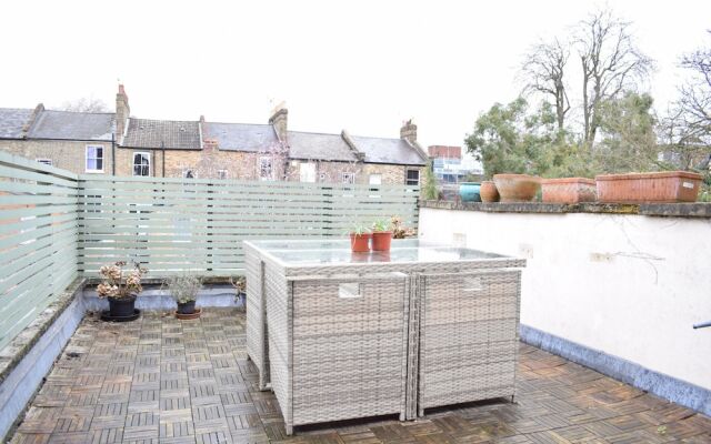 Quirky 1 Bedroom Flat in Highbury With Roof Terrace