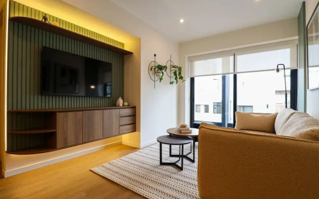 w Elegant 2BR w Balcony Near Larcomar