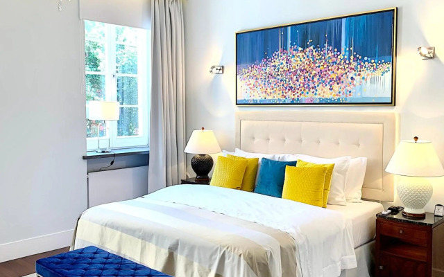 MONDRIAN Luxury Suites & Apartments Market Square IV