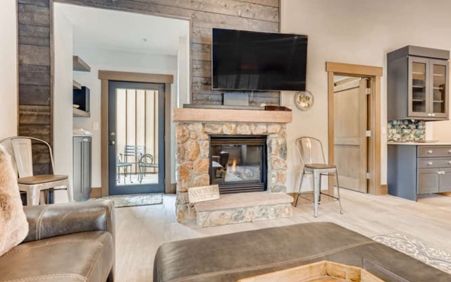 Expedition Station #8636 by Book by Owner