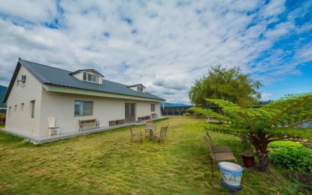 Red Crown Jacana B&B