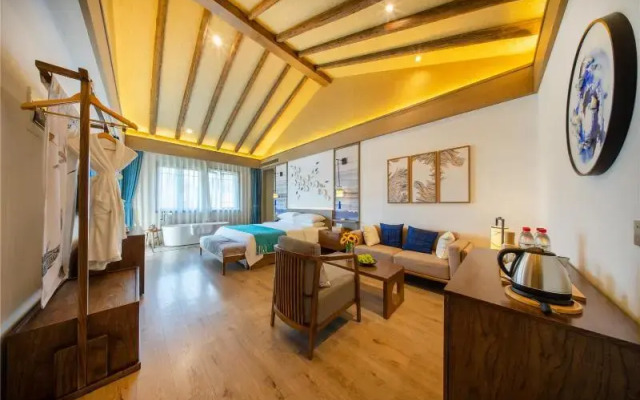 Blossom Hill Yuejingzhuang Hotel