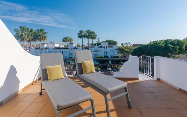 11226 - Modern beach side duplex penthouse.