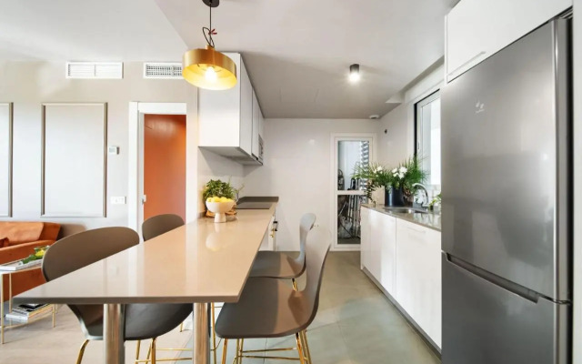 Brand new apartment with gym&rooftop pool.