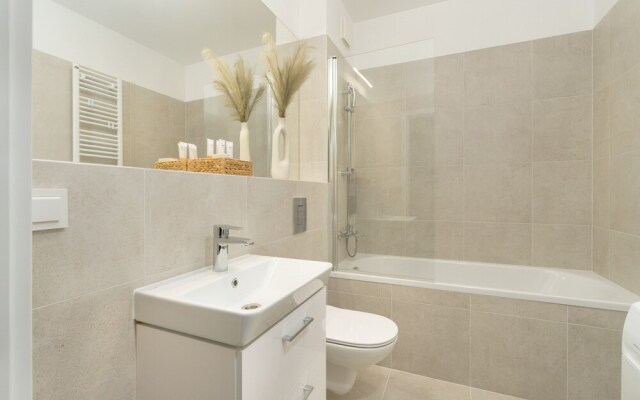 Gray Cosy Studio in Poznań by Renters