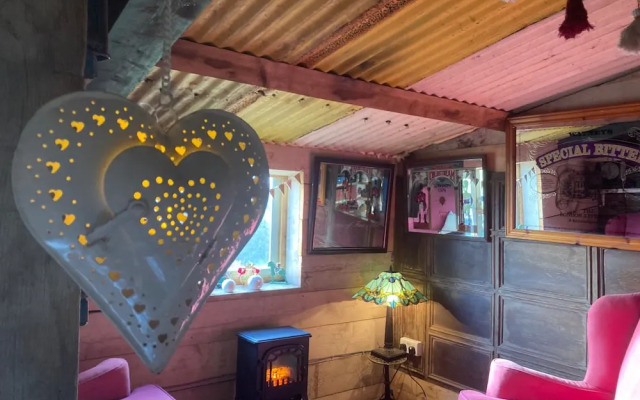 2 Guests - Pet Friendly - Traditional Gypsy Vardo