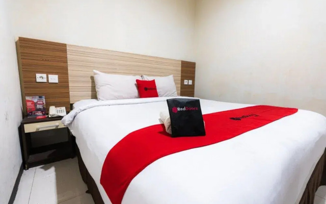 Reddoorz Plus Near Karebosi Area 3