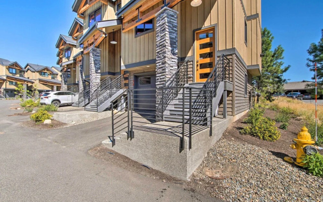 Charming Cle Elum Townhome w/ Balcony & Views