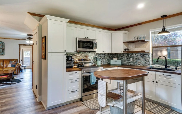 Pet-friendly Granbury Home w/ Yard, Near Downtown!