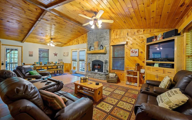 Cast Away Family Cabin with Hot Tub, Fireplace, and Kids Area by RedAwning
