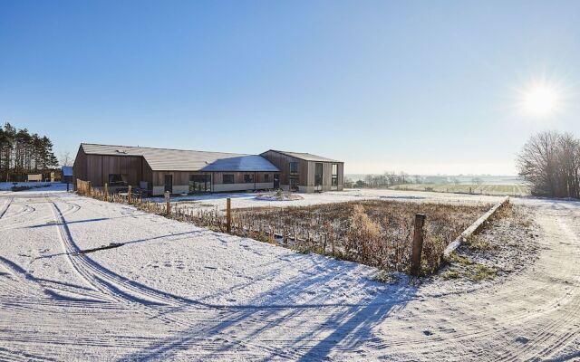 Host Stay The Parlour