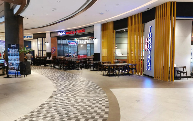 1BR balcony fast Internet Netflix in Makati Manila Air Residences