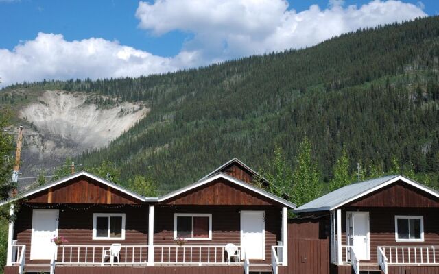 Triple J Hotel & Cabins