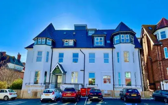 Gorgeous Beach-Front 2-Bed Apt w/ Free Gym & PKG