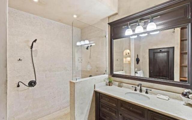 Beachfront Luxury condo with 2 swimming pool
