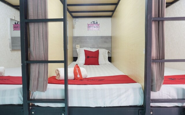 RedDoorz Hostel @ Borobudur Street