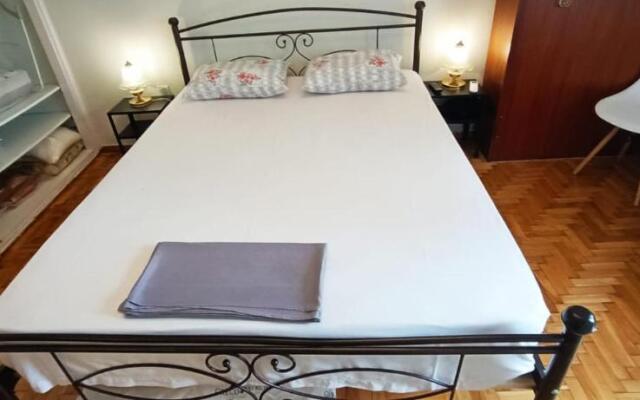 Acropolis within 10min. walk!