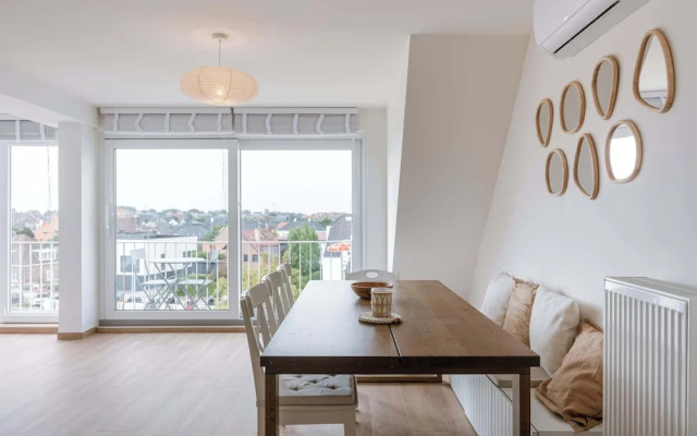 Modern Apartment With Balcony Near City Center