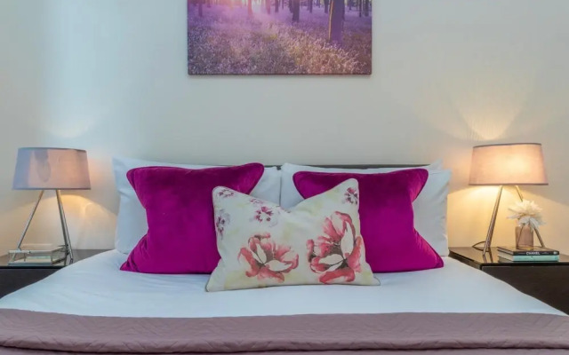 Modern Two Bedroom Apartment in Hammersmith - 203a, London
