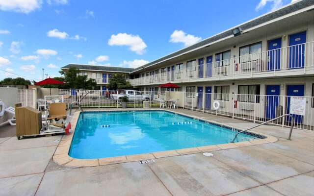 Motel 6 Kingsville, TX