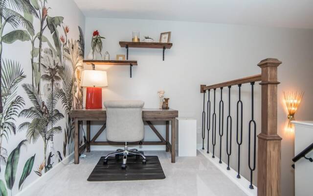 Luxury Three Bedroom Townhome Near Cary