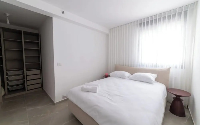 O&O - 2 BR Stylish & Modern Apartment