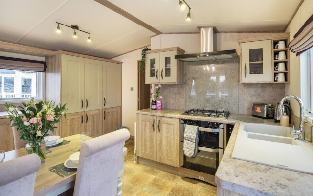 Luxury Family Lodge -sleeps 6 -golf-beach-starlink