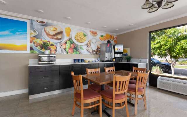 Days Inn by Wyndham St. Petersburg Central