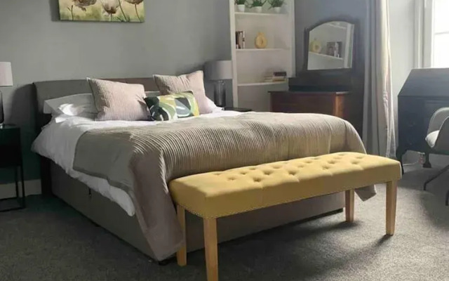 Beautiful 2-bed Study or Visit Flat