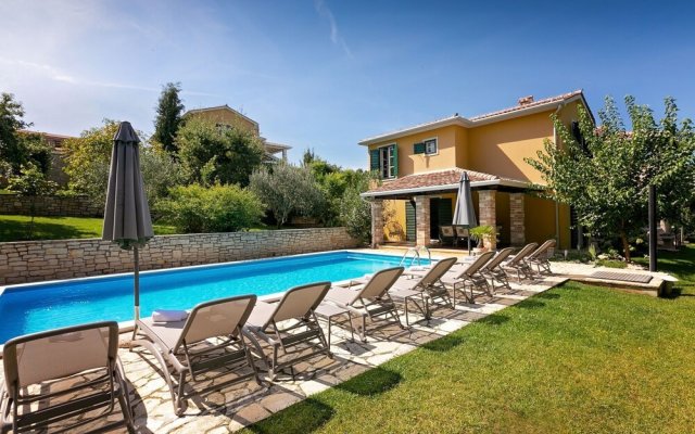 Comfortable Villa Next To a Forest with Private Pool, Porec And Beach at 10 Km