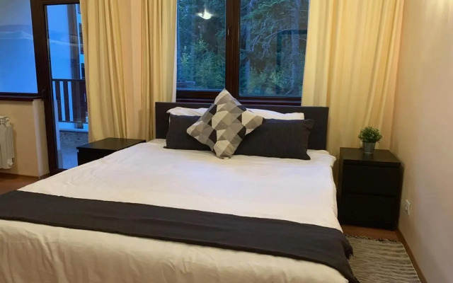 Flora Ski-slope Studio Apartment