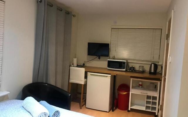 Studio-2 Staines,Heathrow, London-own entrance