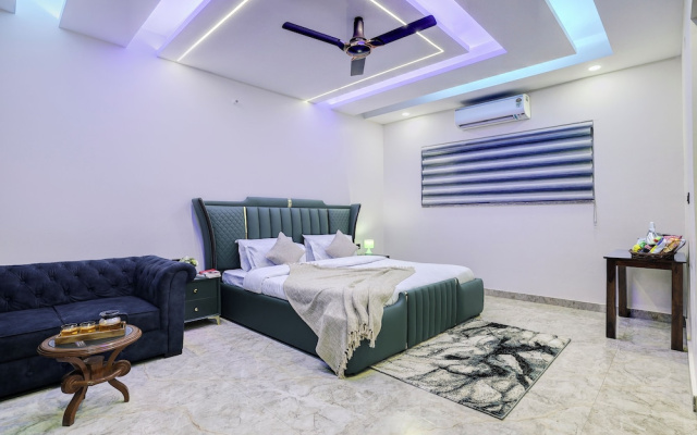 ELIVAAS Amaltas 4BHK Hideaway With Pool
