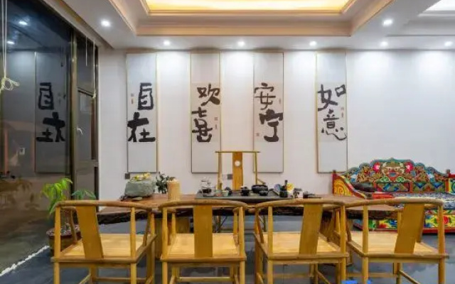 Banshan Courtyard · Looking Up at the Stars · Holiday Hotel