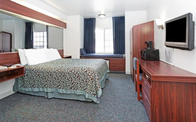 Days Inn and Suites by Wyndham Greeley