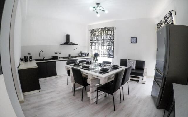 Black&White guest house