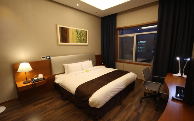 The Central Plaza Hotel