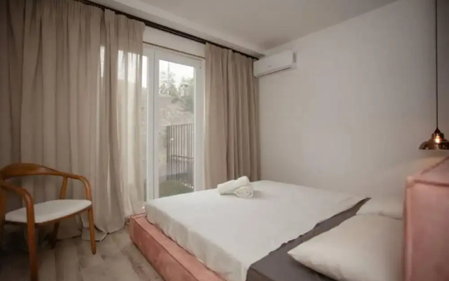 The Luxury Garden Apartment