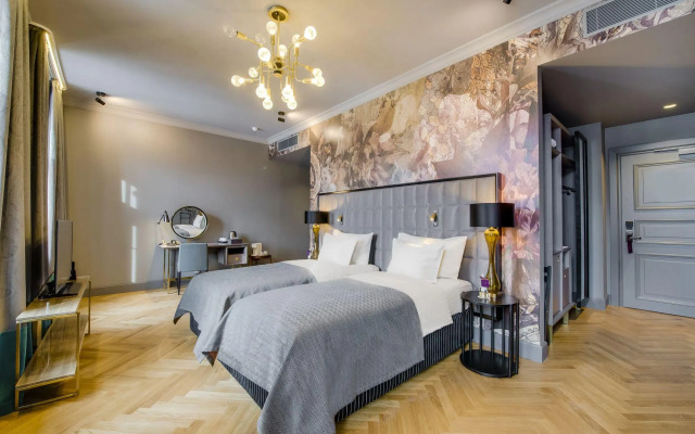 Grand Poet Hotel by Semarah