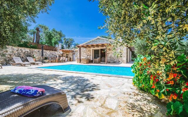 Aristea - 2 BR Villa Surrounded by Olive Groves