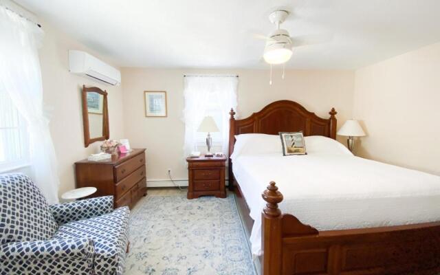 By the Sea Guests Bed & Breakfast & Suites
