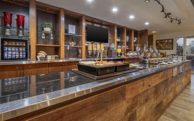 Best Western Plus Chocolate Lake Hotel
