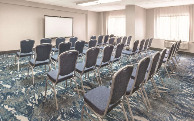 La Quinta Inn & Suites by Wyndham Philadelphia Airport