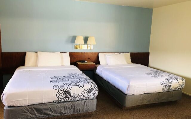 Curly Redwood Lodge