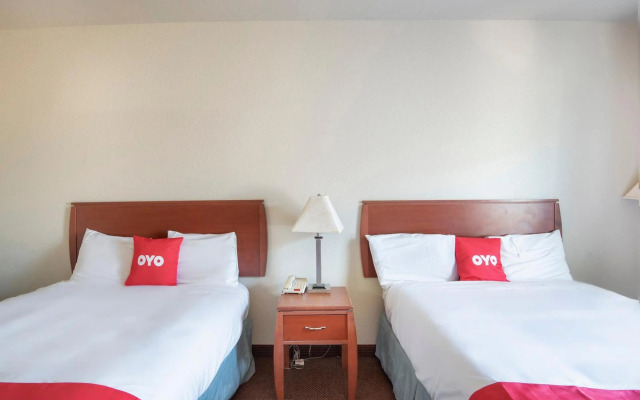 OYO Townhouse Clute Lake Jackson